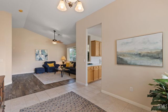 10017 Timeless Rose Court, Bakersfield, CA 93311