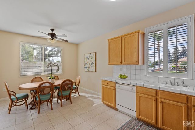 10017 Timeless Rose Court, Bakersfield, CA 93311