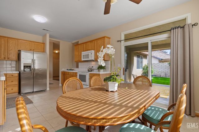 10017 Timeless Rose Court, Bakersfield, CA 93311