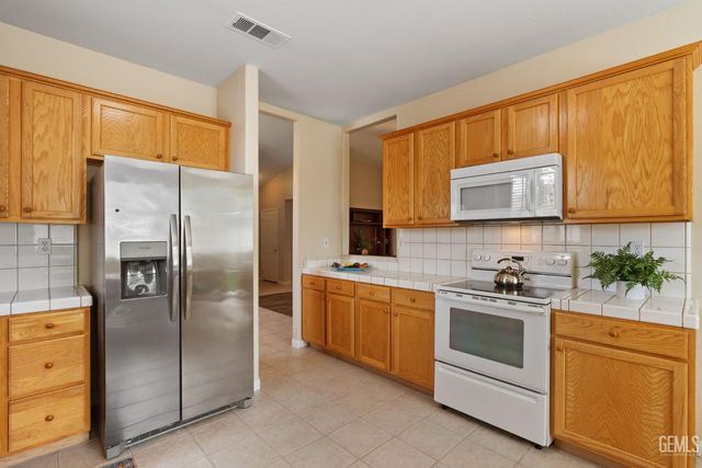 10017 Timeless Rose Court, Bakersfield, CA 93311