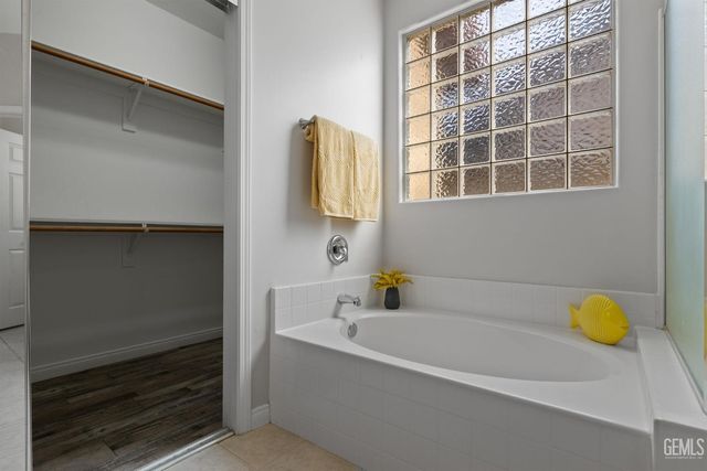 10017 Timeless Rose Court, Bakersfield, CA 93311