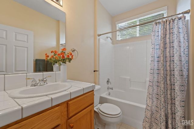 10017 Timeless Rose Court, Bakersfield, CA 93311