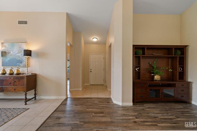 10017 Timeless Rose Court, Bakersfield, CA 93311