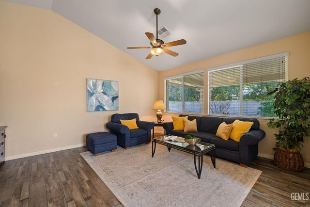 10017 Timeless Rose Court, Bakersfield, CA 93311