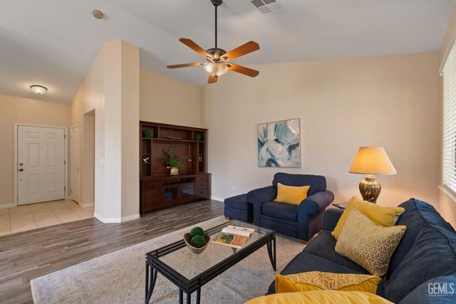 10017 Timeless Rose Court, Bakersfield, CA 93311