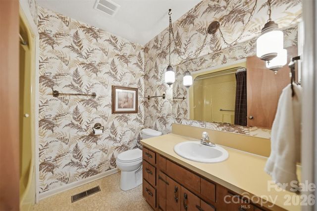 9197 Apache Drive, Hickory, NC 28601