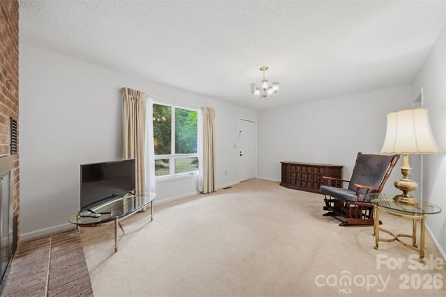 9197 Apache Drive, Hickory, NC 28601