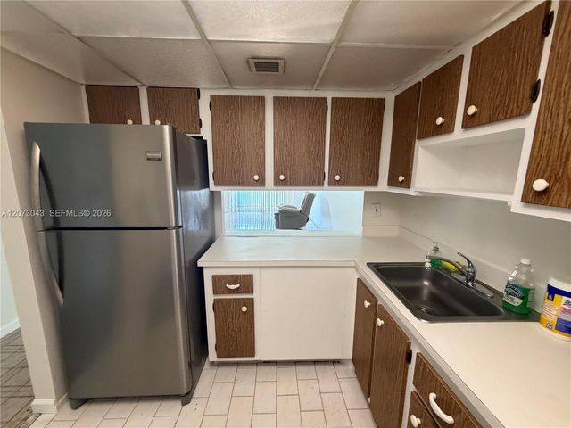 1825 W 44th Place 308, Hialeah, FL 33012