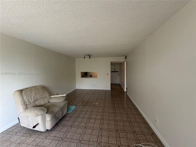 1825 W 44th Place 308, Hialeah, FL 33012