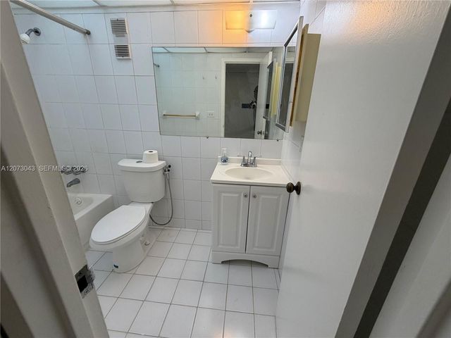 1825 W 44th Place 308, Hialeah, FL 33012
