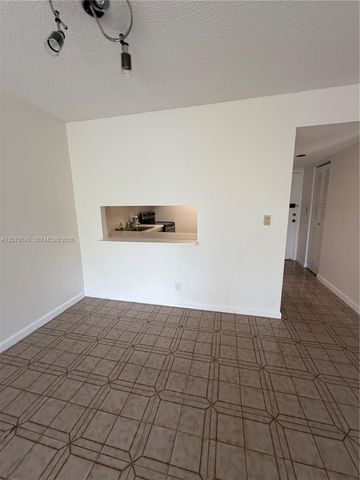 1825 W 44th Place 308, Hialeah, FL 33012