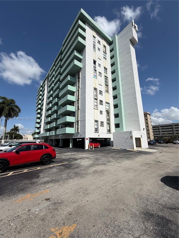 1825 W 44th Place 308, Hialeah, FL 33012