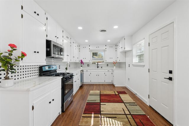 911 Vine Street, Euless, TX 76040