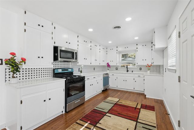 911 Vine Street, Euless, TX 76040