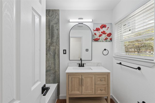 911 Vine Street, Euless, TX 76040