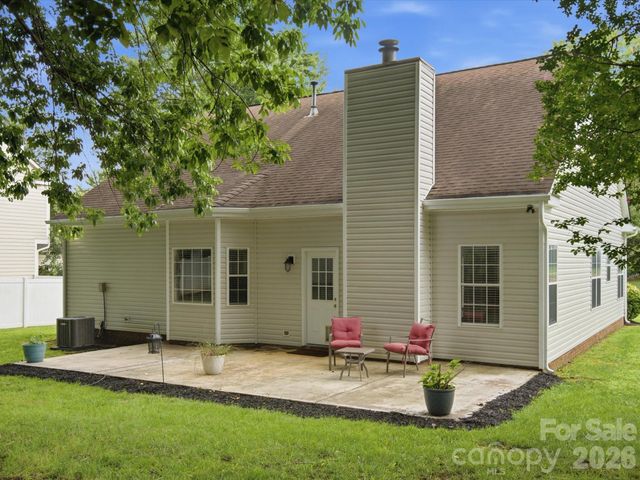 607 Oakbluff Circle, Charlotte, NC 28216