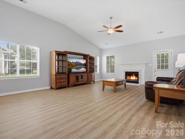 607 Oakbluff Circle, Charlotte, NC 28216