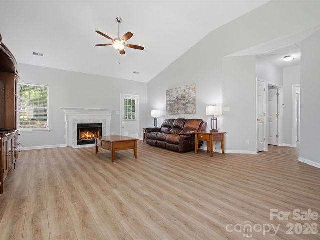 607 Oakbluff Circle, Charlotte, NC 28216