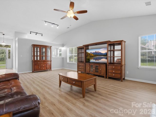 607 Oakbluff Circle, Charlotte, NC 28216