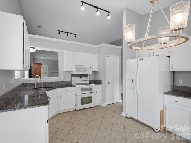 607 Oakbluff Circle, Charlotte, NC 28216