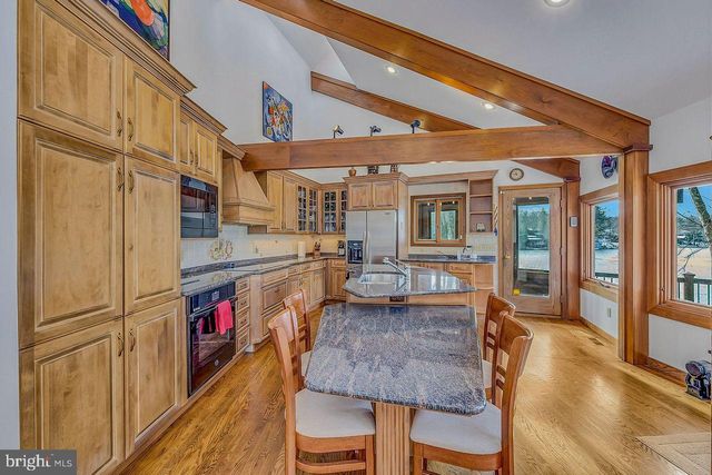 487 N LAKE DR, Lake Harmony, PA 18624