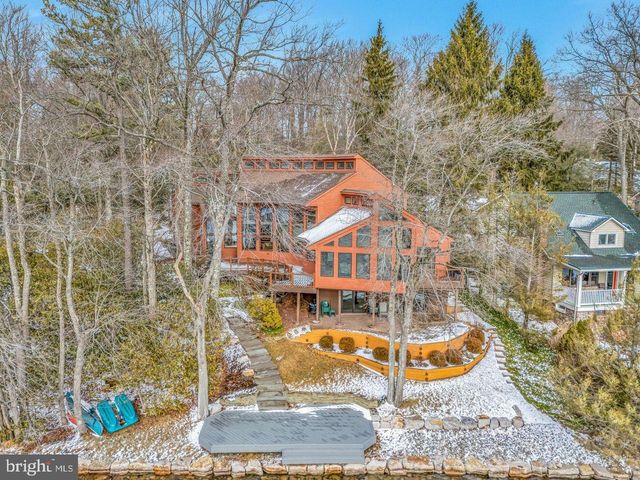 487 N LAKE DR, Lake Harmony, PA 18624