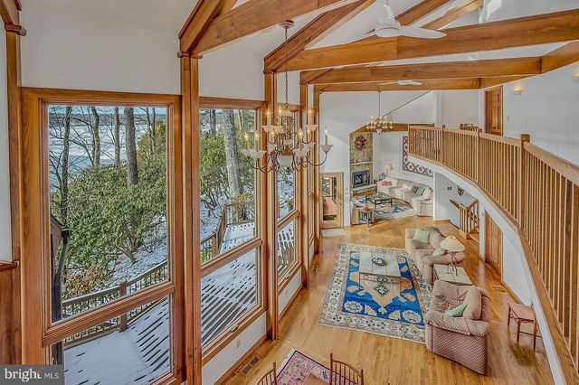 487 N LAKE DR, Lake Harmony, PA 18624