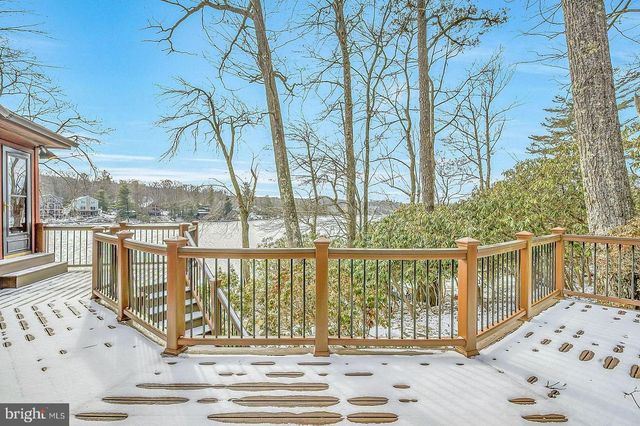 487 N LAKE DR, Lake Harmony, PA 18624