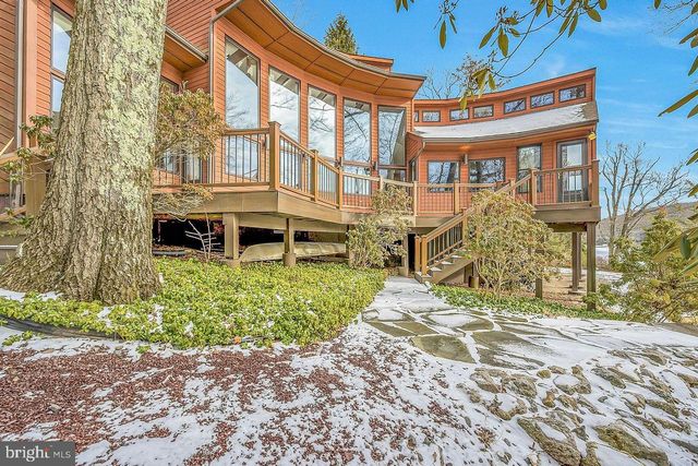 487 N LAKE DR, Lake Harmony, PA 18624