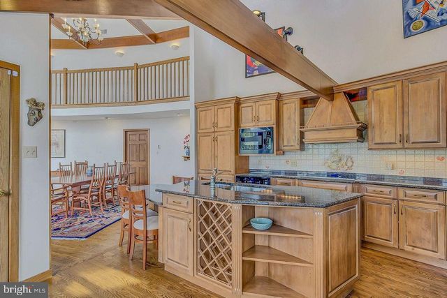 487 N LAKE DR, Lake Harmony, PA 18624