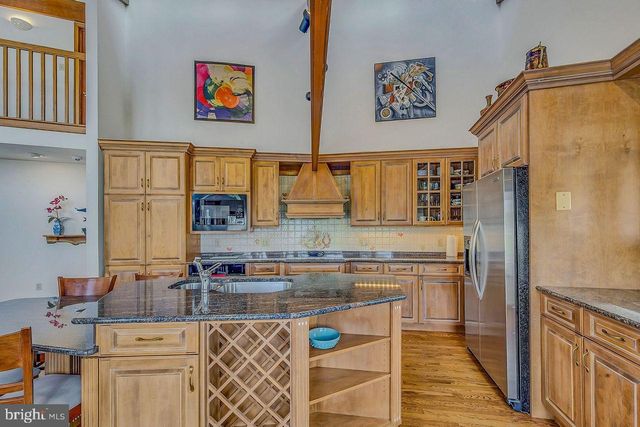 487 N LAKE DR, Lake Harmony, PA 18624