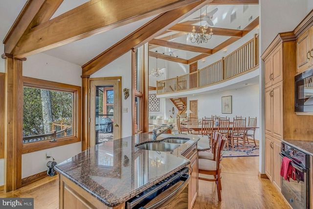 487 N LAKE DR, Lake Harmony, PA 18624