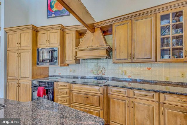 487 N LAKE DR, Lake Harmony, PA 18624