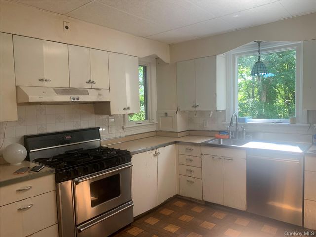 105 Laurel Lane, Port Jefferson, NY 11777