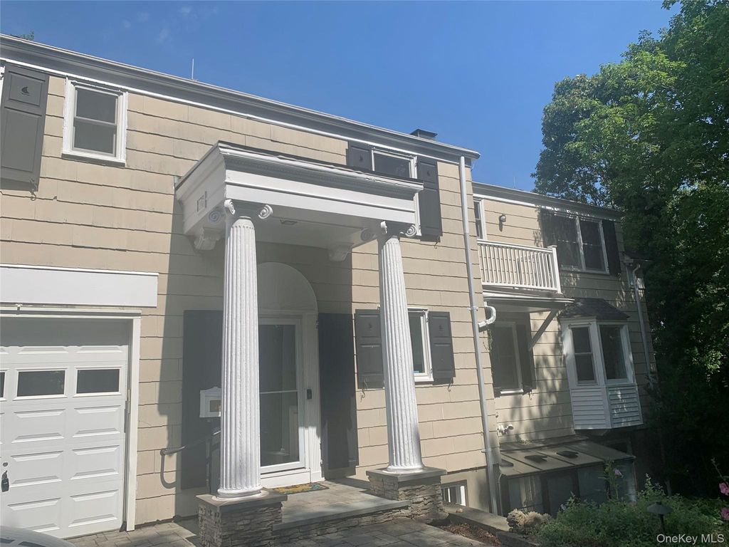 105 Laurel Lane, Port Jefferson, NY 11777