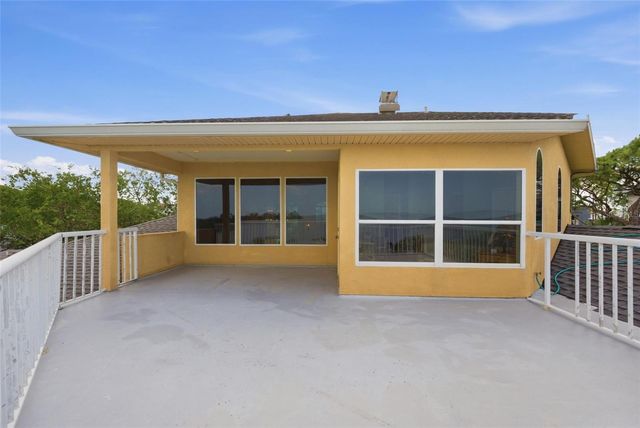 2017 HARBOUR WATCH CIRCLE, Tarpon Springs, FL 34689
