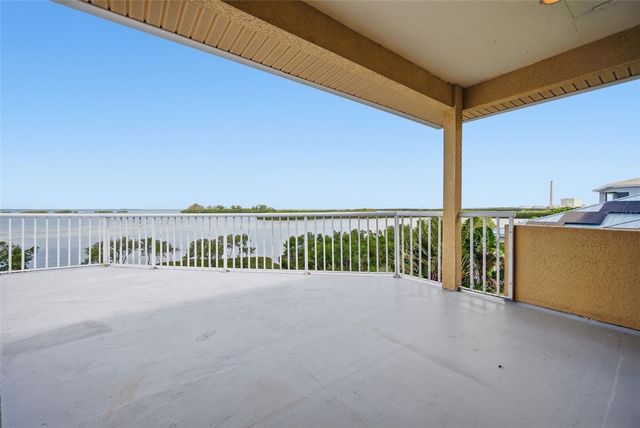 2017 HARBOUR WATCH CIRCLE, Tarpon Springs, FL 34689