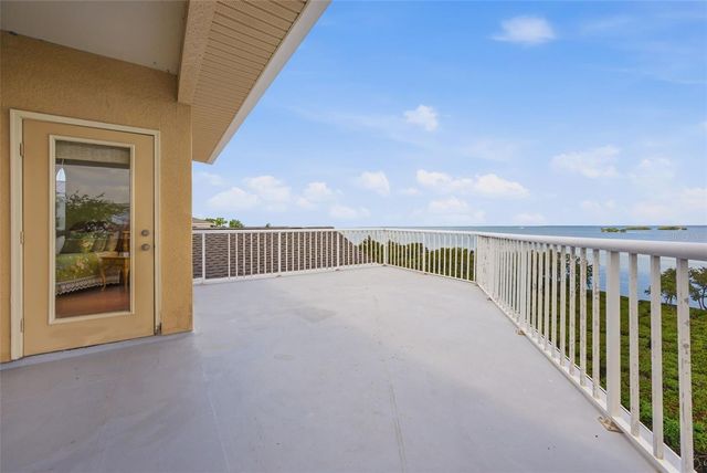 2017 HARBOUR WATCH CIRCLE, Tarpon Springs, FL 34689