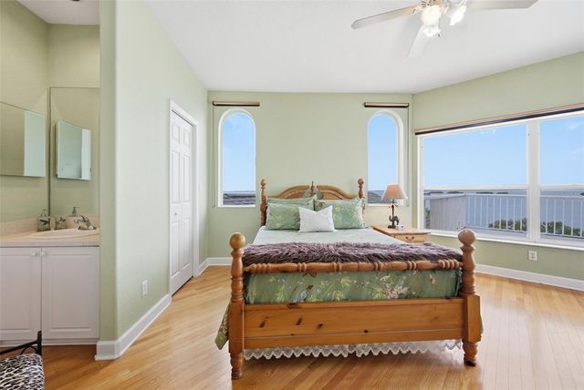 2017 HARBOUR WATCH CIRCLE, Tarpon Springs, FL 34689