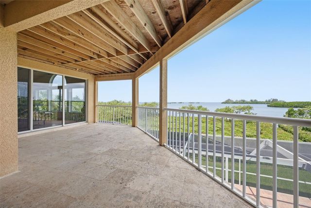 2017 HARBOUR WATCH CIRCLE, Tarpon Springs, FL 34689