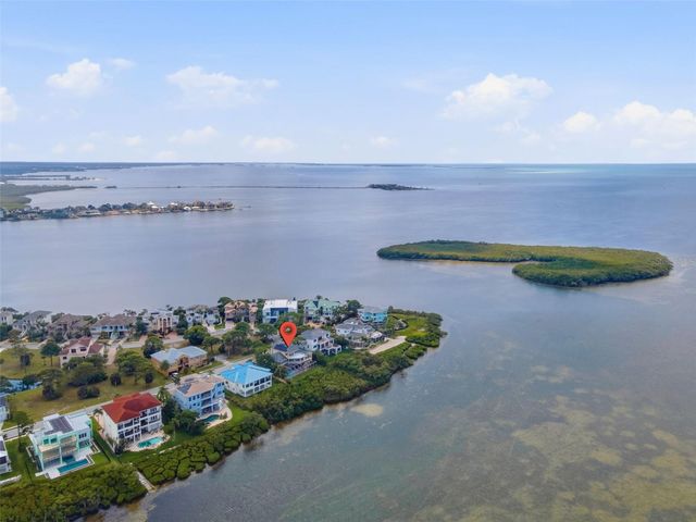 2017 HARBOUR WATCH CIRCLE, Tarpon Springs, FL 34689