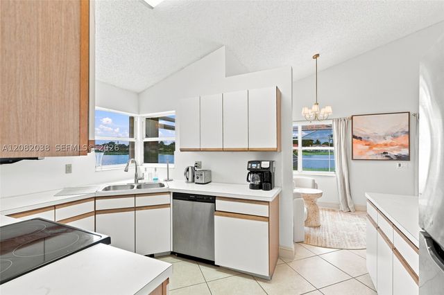 2873 Oak Park Cir, Davie, FL 33328