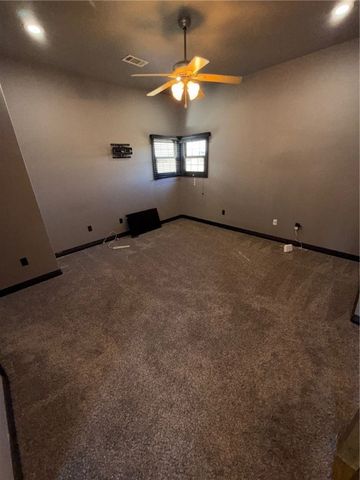 2600 S Everest Avenue, Rogers, AR 72758