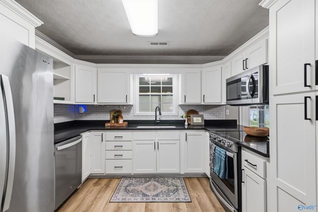 2101 SW Glenwood Drive, Hartselle, AL 35640