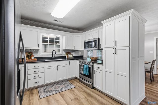 2101 SW Glenwood Drive, Hartselle, AL 35640