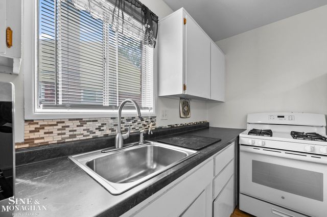 21313 Tanglewood Street, Saint Clair Shores, MI 48082