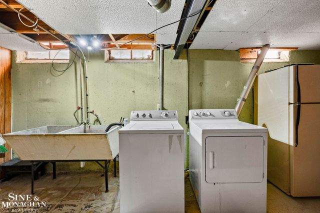 21313 Tanglewood Street, Saint Clair Shores, MI 48082