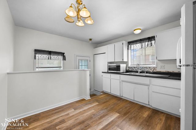 21313 Tanglewood Street, Saint Clair Shores, MI 48082