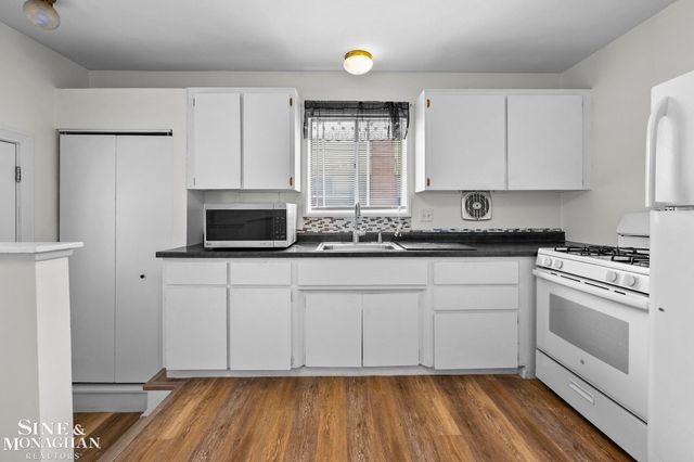 21313 Tanglewood Street, Saint Clair Shores, MI 48082