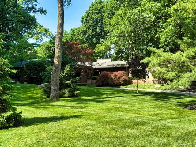 275 Pine Ridge Drive, Bloomfield Hills, MI 48304